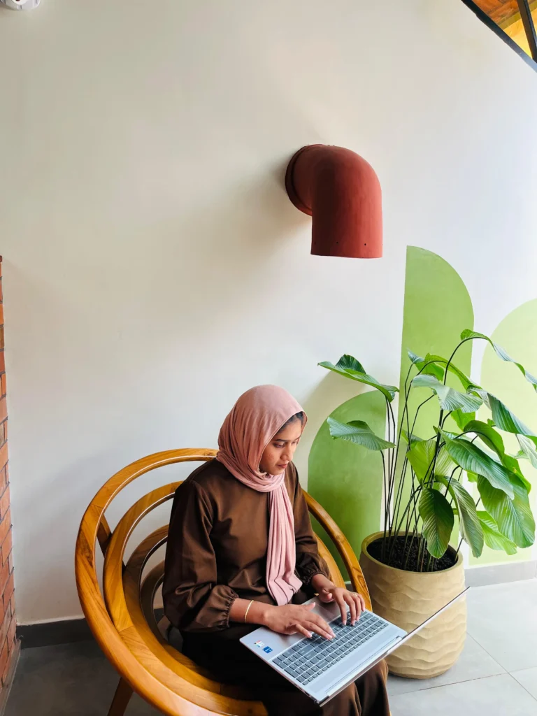 A digital marketer works in a laptop.Best freelance Digital Marketing Analyst in calicut